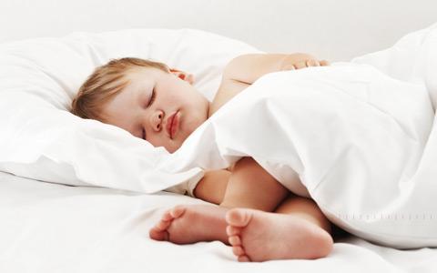 Até que idade é normal a criança fazer xixi na cama?