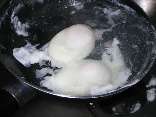 Como escalfar um ovo