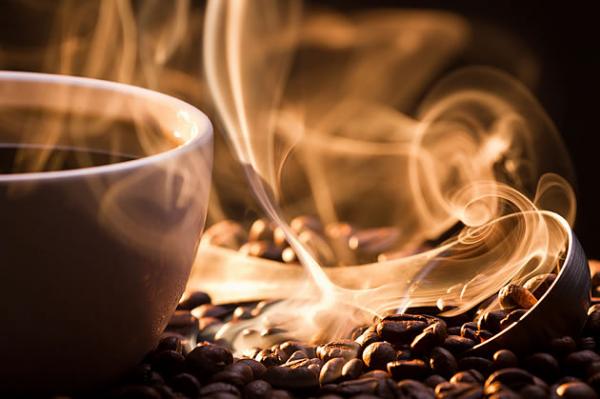 Consumir mais café pode combater a depressão e o vício do álcool