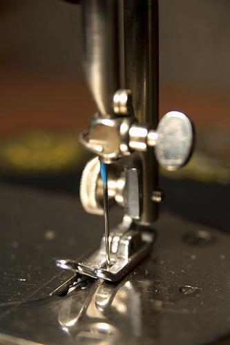Quem inventou a máquina de costura?