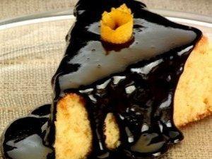 Receita de Bolo de laranja com calda de chocolate