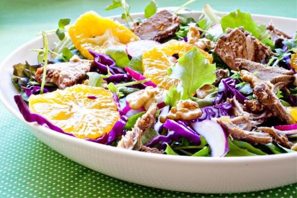 Salada de Folhas de Espinafre, Couve Roxa e Pinhões