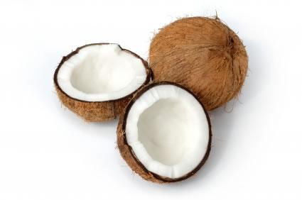 Tome bastante água de coco neste verão