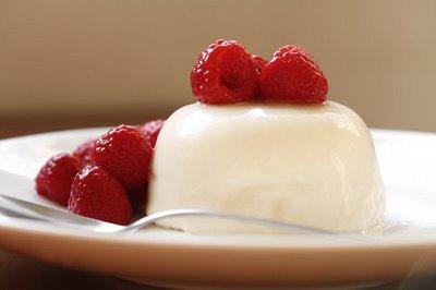 Veja como fazer duas receitas de pudim de iogurte com frutas