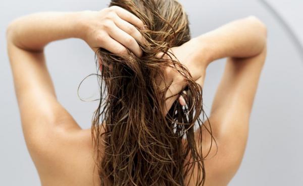 Esfoliação do couro cabeludo ajuda no crescimento dos fios