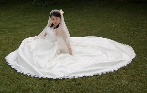 Gracioso vestido de noiva em renda