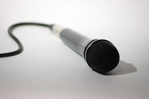Microfone: o som num sinal eléctrico