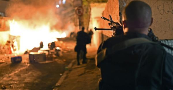 Violência na favela do Rio de Janeiro. O Brasil a poucos dias do Mundial 2014